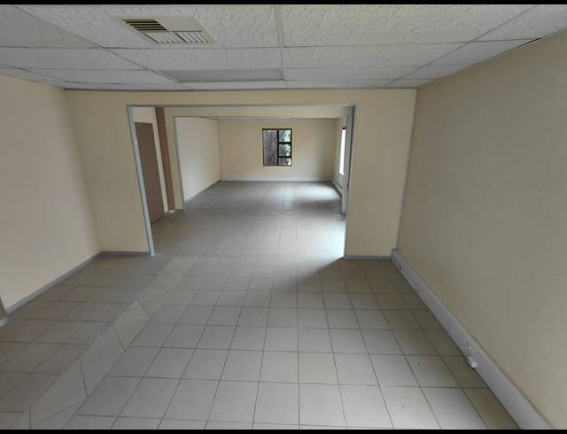 202M² OFFICE TO LET IN FOURWAYS
